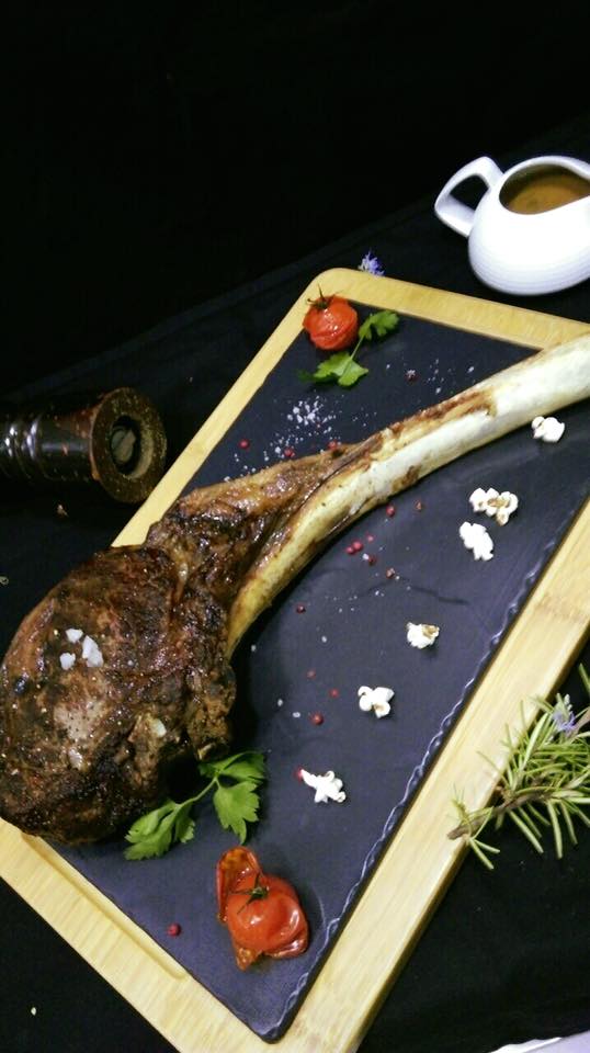 Tomahawk steak plating